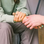 Cuidarse para cuidar: cómo los psicoterapeutas protegen su salud psicoemocional